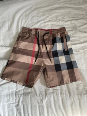 Rutig shorts med snörning Burberry - Riktig feta badbyxor från burberry, bara använda fåtal gånger. 