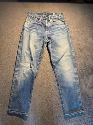 Levis jeans made in Japan  - Feta ljusblå jeans från Levis made in Japan. High-rise Boyfriend. Använts få antal gånger är i mycket bra skick, storlek W27 L27, pris kan självklart diskuteras 