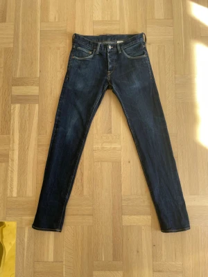Slim fit jeans - Säljer ett par mörkblå slimfit jeans med klassisk femficksdesign och smal passform. Jeansen är i väldigt fint skick och i strl 29 w 32. Hör gärna av er om ni har några frågor! MVH tom.