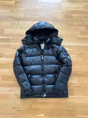 Moncler jacka  - Moncler jacka. Den är i bra skick liten fläck vid axeln som ni ser på bilden men inget man ser när man har på sig den.