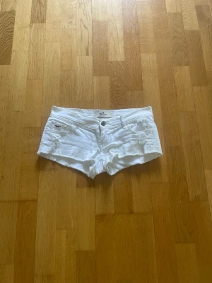BYTA vita Hollister shorts! - Säljer inte!! Hej! Tänkte ta chansen och fråga om det är någon som skulle vilja byta dessa vita jeansshorts mot ett par exakt likadana fat i storlek W26 eller W27 mot mina i W25❣️❣️🙏🙏