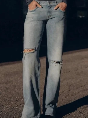 Virala Zara jeans - Jätte coola och virala jeans från Zara. De säljs inte längre och är såå snygga. I stl 32. 