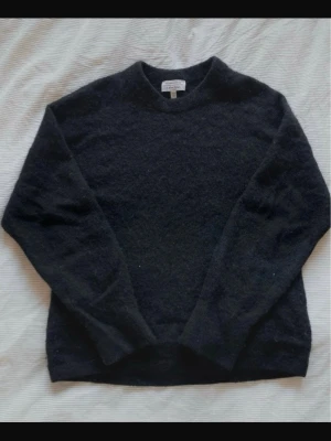 Svart stickad tröja - Snygg stickad från & other stories! Jättefin kvalitet och så mjuk🫶🏼 Storlek xs men oversized
