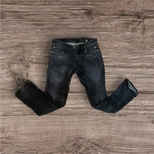 Jack and Jones Jeans - Sköna jeans med lite schyssta slitningar ifrån Jack and Jones äldre modell// Skriv vid funderingar 🤩