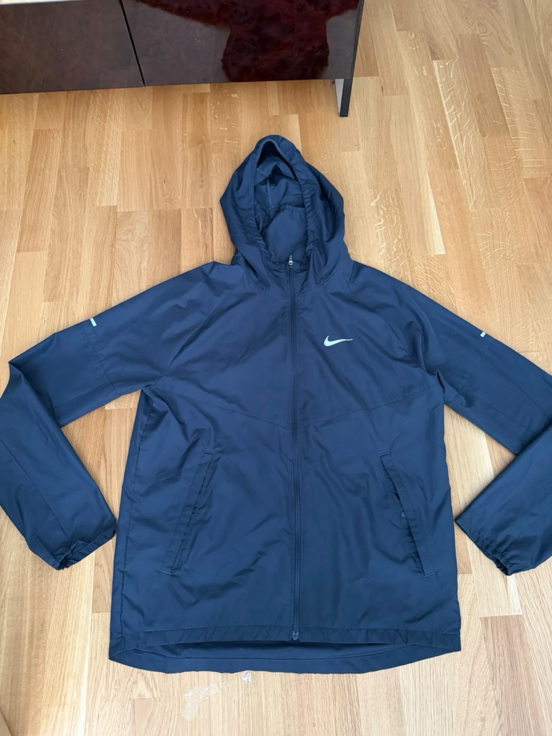 Blå Nike miler vindjacka med huva
