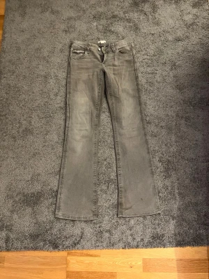 Grå bootcut jeans med detaljer - Säljer helt nya och oanvända gråa jeans från Gina tricot i stolek 170. Jeansen säljs inte längre och dem är i helt nytt skick🙏🏻💓 