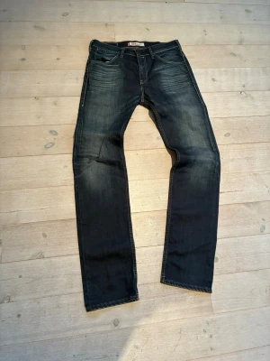 Levis 504 - Levis 504 med riktigt schysst tvätt. Storlek 33/36