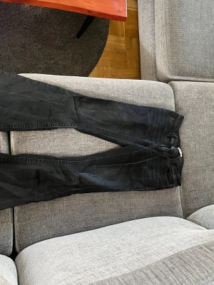 Tall Svarta bootcut jeans från Gina Tricot - Säljer ett par svarta bootcut jeans från Gina Tricot i storlek S, tall. Jeansen har klassisk femficksmodell, tajt passform upptill och lösare nedtill. Perfekta till en avslappnad eller trendig look. Materialet är stretchigt för extra komfort. Några få rinstones på fickorna borta men inget man märker.