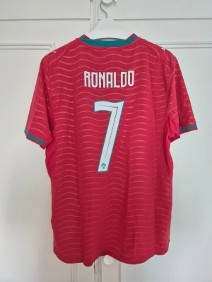 Cristiano Ronaldo - Ronaldos kanske sista matchedition som kommer säljas då han med stor sannolikhet kommer sluta efter VM. Tröjan är player edition, autententisk och helt legit.  Säljs pga jag beställt tröjan i fel storlek. Storlek: L