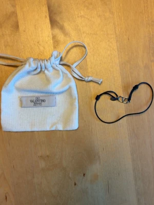 Svart valentino armband  - Säljer detta Valentino armband i nyskick. Köpt från sicuro Fashion så sjävklart äkta! Skriv vid frågor eller liknande!