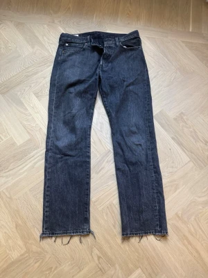 Svarta raka jeans från Levi's - W31 L30, sprättade ned till. 