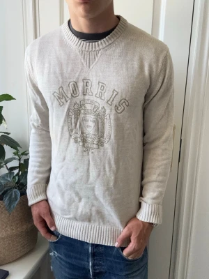 Morris tröja stickad  - Morris tröja stickad, Inga defekter förutom två stora fläckar som ni ser! Modellen i bilderna är 180 cm 75 kg och bär Storlek L , Kom med frågor! 🌟 (Kan gå ned i pris vid köp av paket 😉) 