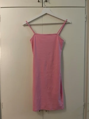 Rosa kort klänning - En jättefin rosa kort klänning från New Yorker. I storlek 34/XS. Den är i ny skick då den knappt är använd alls.🩷