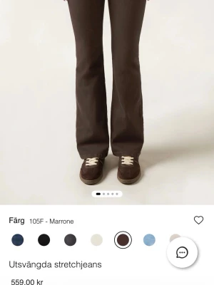 Bruna utsvängda stretchjeans - Säljer ett par bruna utsvängda stretchjeans med hög midja och klassisk femficksmodell. Jeansen har en snygg flare-passform och är tillverkade i ett mjukt stretchigt material som sitter bekvämt. Perfekta för dig som gillar retrovibbar och vill ha en trendig siluett.