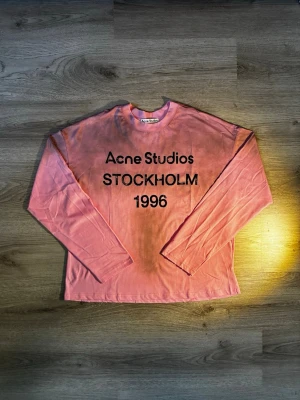 Acne studios långärmad t-shirt long sleeve - Strl. M, rosa - tröja - Hej! Jag säljer en supersnygg rosa Acne Studios långärmad t-shirt i Storlek M  Tröjan är i super skick utan några slitage på märket eller andra defekter på materialet  Lång och bekväm tröja gjord av 100% bomull som funkar i alla tillfällen! Kommer från ett djur och rökfritt hem Kan skickas inom samma dag innan klockan 19!  