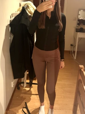 Bruna höga tights i stretchigt material - Ett par bruna träningsleggings (de är ljusare i verkligheten) i super bra skick!💕