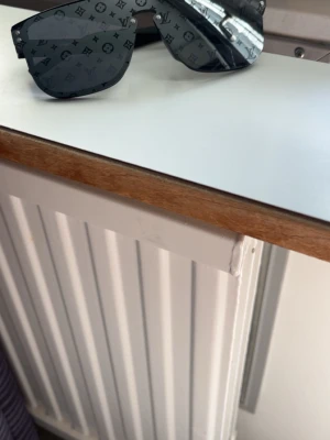 Svarta Zara glasögon  - Zara glasögon som ger mönster över hela linsen. Sköldpaddsinspirerad båge i plast och futuristisk, kantig form som ger en riktigt trendig vibe.