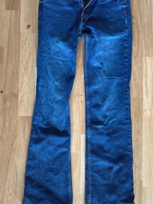 Blå bootcut jeans i klassisk denim - Bootcutjeans från H&M med lite högre midja
