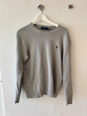 Grå Ralph Lauren crewneck - Snygg, stilren stickad tröja ifrån Ralph lauren 