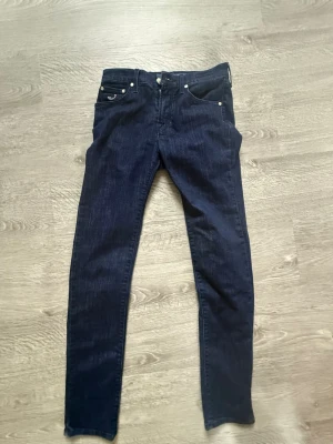 Mörkblå Jacob cohen jeans - Säljer ett par mörkblå Jacob cohenslim fit jeans i storlek w29 passar w28