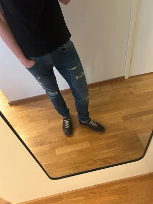REPLAY ANBASS JEANS  - Tja ! Säljer ett par as feta Replay Anbass Hyperflex Jeans med as feta slitningar | Skick 9/10 jättebra! Alla tags finns kvar och medföljes! | 31/34 slim fit modell | Nypris 2200kr | Mitt pris 549 ! | Hör av dig vid funderingar eller frågor 