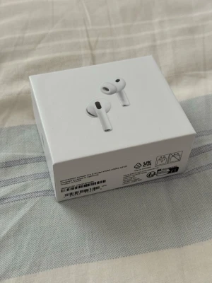 Apple AirPods Pro 3 - Säljer ett par AirPods Pro i gott fullt fungerande skick, detta är den 3e generationen.  Levereras komplett med originalförpackning och extra öronkuddar. Ingen sladd ingår  Serien stämmer på lådan, lockets insida samt i iPhone inställningarna.