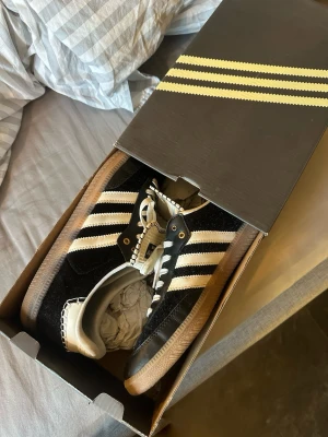 Adidas samba x Wales Bonner pony tonal - Adidas samba x Wales Bonner pony tonal skor. Storlek 44. Mycket bra skick! Använda i runt ett år, men har tagit väl hand om dem. Har inga skador/fläckar. Box+ Dustbag + extra skosnören medföljer.