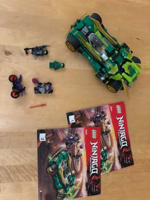 LEGO Ninjago bil och figurer - Säljer ett LEGO Ninjago set med en grön och gul bil, tre minifigurer, en liten motorcykel och två instruktionsböcker. Bilen har detaljer i svart och gult, och figurerna har olika vapen och tillbehör. Perfekt för dig som gillar Ninjago och byggleksaker.