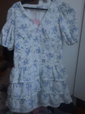 Blommig volangklänning Design by Amor - Aldrig använd, säljer pga att den inte passade mig☺️