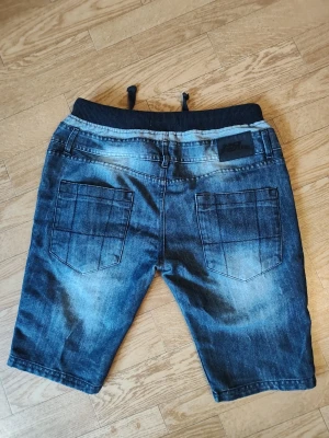 Jeansshorts herr stl L - Säljer ett par blå jeansshorts från No Fear.            Perfekta för sommaren och passar till det mesta.      Herr stl L