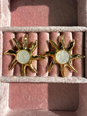 Solformade örhängen i guld och pärlemor - Handgjorda örhängen i platerad guld och 925 sterling silver✨ Vattentåliga och allergivänliga!🌊🫶🏼