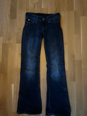 Mörkblå bootcut jeans Cheap Monday - Mörkblåa jeans från cheep monday i storlek 27/30, använda några gånger men fortfarande bra skick. Pris kan såklart diskuteras❣️ om du undrar något fråga mig❤️