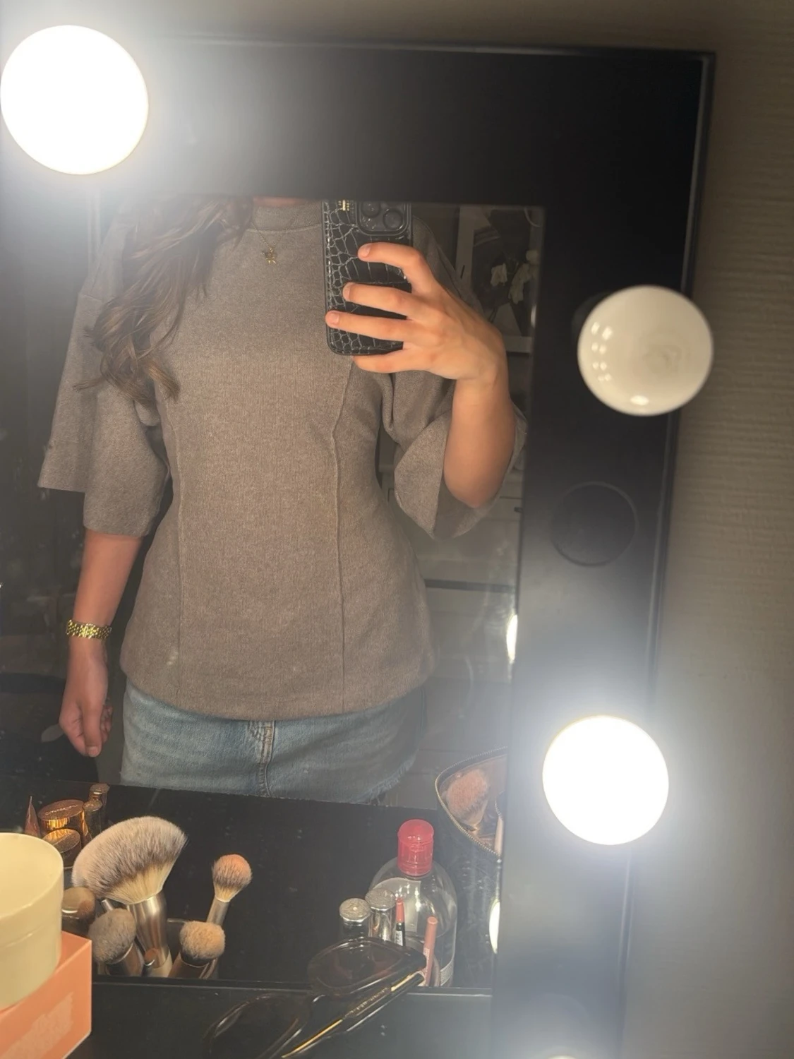 Beige ribbad topp med vida ärmar