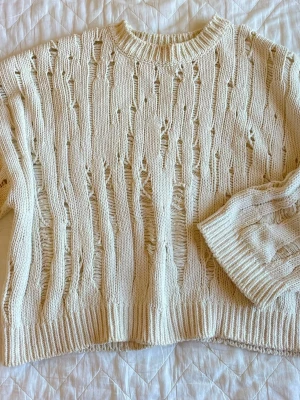 Cool stickad tröja - Så snygg stickd tröja med hål i, beige/offwhite färg. Strl S