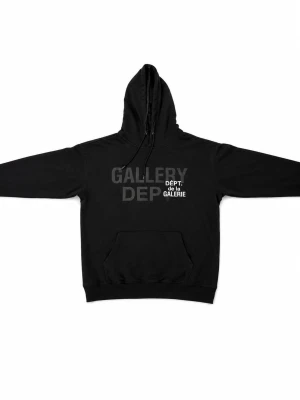 Svart hoodie Gallery Dept. - Svart hoodie från Gallery Dept. med tryck på bröstet där det står 'GALLERY DEPT. de la GALERIE' och en snygg  logga på ryggen. Klassisk känguruficka framtill och justerbar huva med snören.