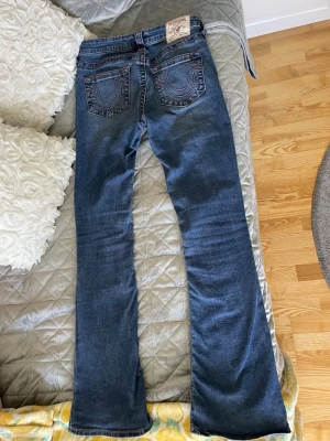 True Religion bootcut jeans - Intressekoll på dessa True religion bootcut jeans med rosa kontrastsömmar. De är lite långa på mig som är 160cm och jag har ett par andra som jag använder mer och därmed är de i väldigt fint skick. Storleken är 26 och de är midwaist/lowwaisted. Vid frågor är det bara att skriva! Pris är diskuterbart😊💕