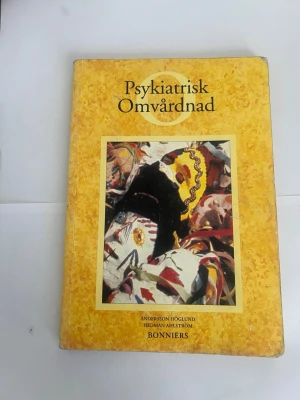 Psykiatrisk Omvårdnad kursbok - Kurslitteraturen i psykisk omvårdnad med gulmelerat mjukt omslag och färgbild på framsidan. Skriven av Andersson, Höglund, Hedman Ahlström. Perfekt för dig som pluggar vård eller omvårdnad och behöver en grundläggande bok om psykiatrisk omvårdnad.