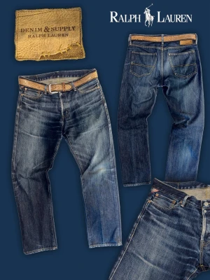 Vintage Ralph Lauren Jeans - ❕Pris kan diskuteras❕Schysta Vintage Ralph Lauren denim jeans, med riktigt feta och autentiska high contrast fades/whiskering. 🥂 Jeansen är över 12 år gamla och är i mycket bra skick! (Finns bara ett litet hål vid gylfen.)  Midja: ≈43cm Innerbenlängd: ≈79cm Ytterbenlängd: ≈102cm Fotvidd: ≈20cm  Jeansen passar straight, min gissning är att storleken är runt (W33/L32) 👖  Fråga gärna ifall ni har frågor eller vill få fler bilder! 🤗  (Priset är lite förhandlingsbart, bälte är ej inkluderat) 