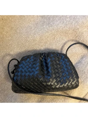 Jackie Stockholm flätad väska  - INTRESSEKOLL på min Small Braided Clutch Bag från Jackie Stockholm. Använd flera gånger och har tappat skruvarna i sidan på öppningen men är inget som jag tycker märks. Annars ser den knappt använd ut. Köpt här på Plick (nypris 2400kr) säljer där av under det priset och går att diskutera. Skriv för frågor!💓💓