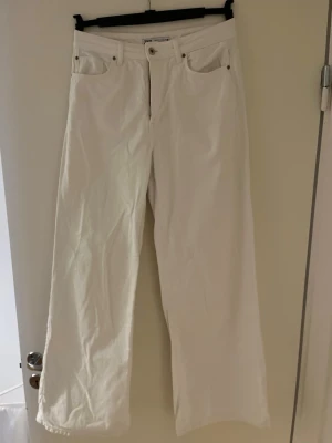 Vita jeans från Zara - Vita jeans från Zara storlek 38 men känns lite mer som 36/38