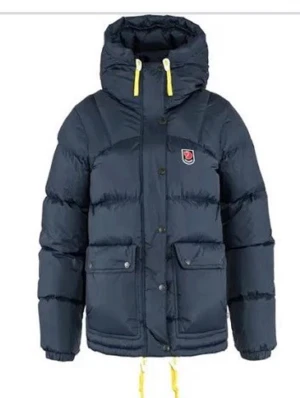 Fjällräven jacka - Intressekoll!!Skriv innan om ni tänker köpa!! Toppen skick enda som är fel är att ögglan man hänger jackan i är trasig men går att laga. Säljer då jag vill köpa en annan färg. Köpt 2023. Modellen är EXPEDITION DOWN LITE JACKET W REGULAR FIT. 