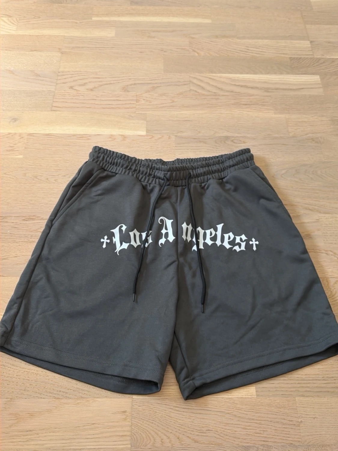 Grå shorts med Los Angeles-tryck