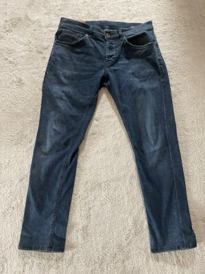 Dondup George Mörkblå storlek w33 - Superfina snygga eleganta och eftertraktade blå stentvättade Dondup George jeans nyaste modellen i w33 . Brutalt schysst tvätt grymt skick en och inga hål eller fläckar! Enbart lite skrynkliga men en strykning och som nya igen! Tveka inte vid minsta fråga eller fundering och pris ej hugget i sten.