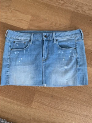 Ljusblå jeanskjol - Köptes på vinted men är i väldigt bra skick, är i typ storlek M men är i stretchiga material så passar S/L också💗