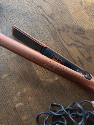 GHD Plattång - Plattång från GHD. Rose gold, model 5!  Fungerar som den ska 🫶🏼 Några skav på sidan av plattången (se bild)