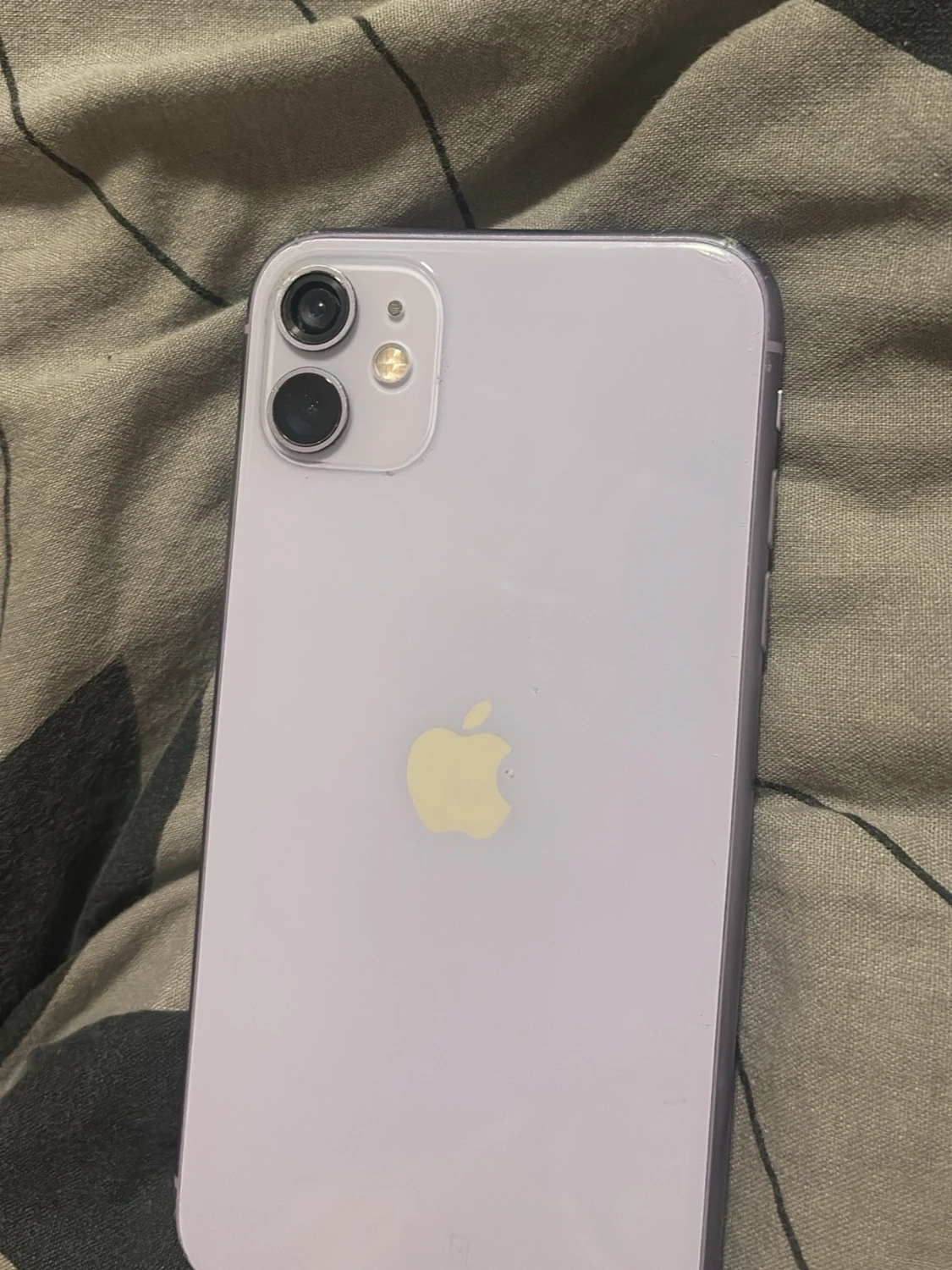 Lila iPhone 11 med glasbaksida