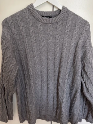 Stickad tröja - Mörkgrå stickad tröja med vida armar (har används 1 gång) storlek xs