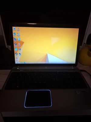 HP Pavilion bärbar dator silver/svart - HP Pavilion bärbar dator med silverfärgat tangentbord och svart undersida. Utrustad med numeriskt tangentbord, stor touchpad och flera portar på sidan. Klassisk design med robust plastmaterial och metallfinish runt tangentbordet. Perfekt för studier eller vardagsanvändning.