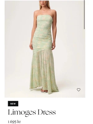 Adoore klänning - Oanvänd drömmig grön Adoore klänning i modellen ”Limoges”💚. Bandeau/axellös modell. Klänningen är då helt oanvänd och i nyskick! Perfekt till studentbal, midsommar eller studentfest! Nypris: 1695kr. Lappen är bortdragen men aldrig använd!❤️