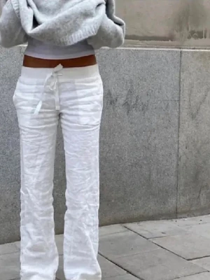 Vita linnebyxor - Säljer ett par vita linnebyxor med rak passform, från Alobha Label. Storlek S